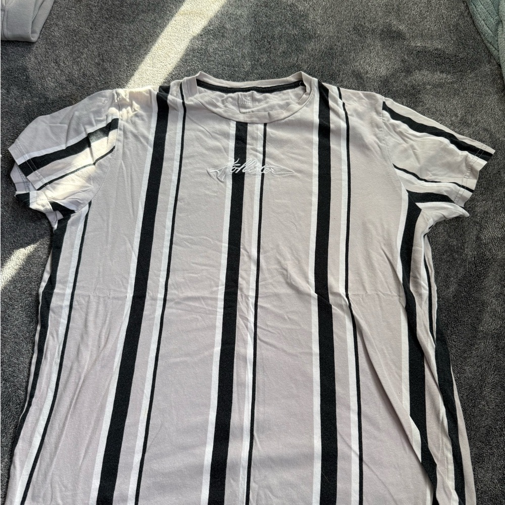 Hollister Black and Gray Short Sleeve Tee